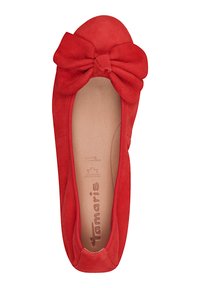 Bailarina de ante rojo con un prominente lazo en la punta, una silueta redondeada y un interior liso en beige.