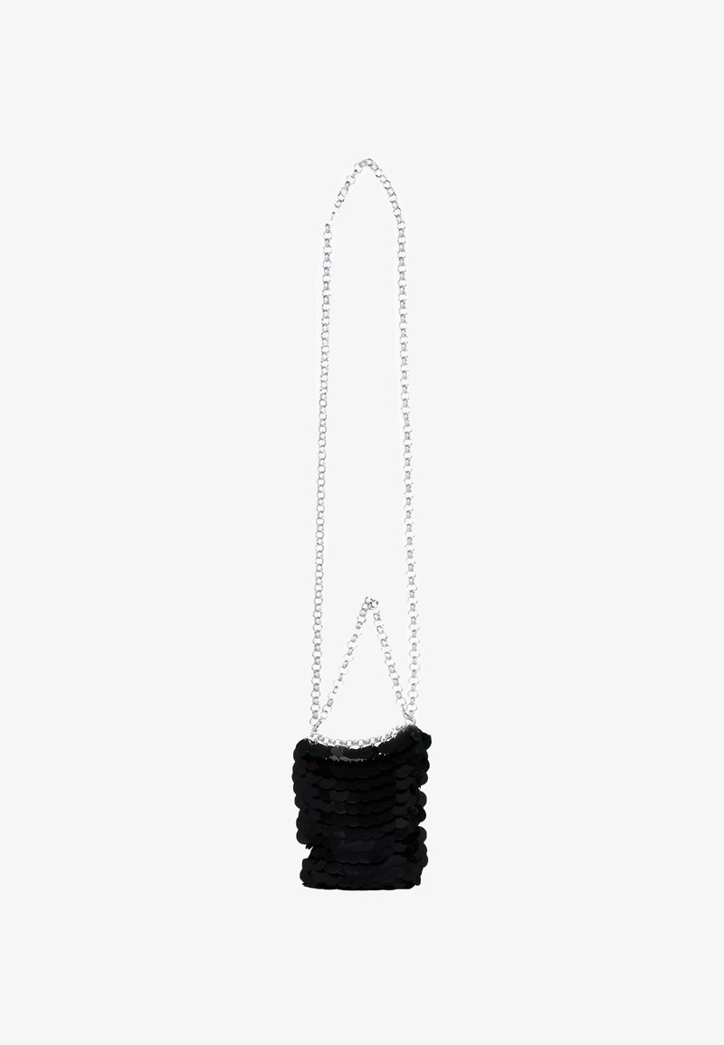 Sac en sequins noirs de forme rectangulaire, avec une bandoulière en chaîne argentée. La surface présente un motif de sequins texturé et superposé.