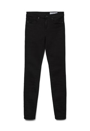 Musta kapealesti istuva farkut nappi- ja vetoketjukiinnityksellä, etu- ja takataskuilla, esiteltynä litteänä valkoisella taustalla.