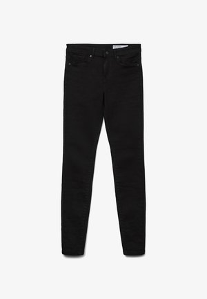 Črne slim-fit kavbojke z gumbom in zadrgo, sprednje in zadnje žepke, prikazane ravno na beli podlagi.