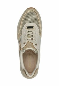 Sneaker beige con tomaia in rete e accenti metallici dorati, dotato di chiusura con lacci, collerino imbottito e logo impresso sulla linguetta.