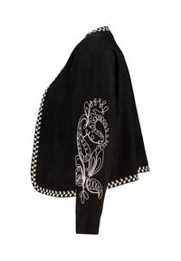 Zwarte langemouwjacket met witte geborduurde bloemenpatronen op de mouwen en bijpassende witte afwerking langs de randen, zijaanzicht weergegeven.