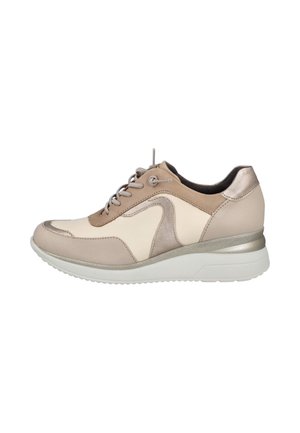 Zapatilla beige y marrón claro con cordones, detalles metálicos y suela blanca, vista de lado sobre un fondo blanco.