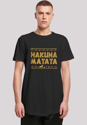 Sort bomulds t-shirt med teksten "HAKUNA MATATA" i gul, dekoreret med tribal mønstre og dyresilhuetter i livlige farver.
