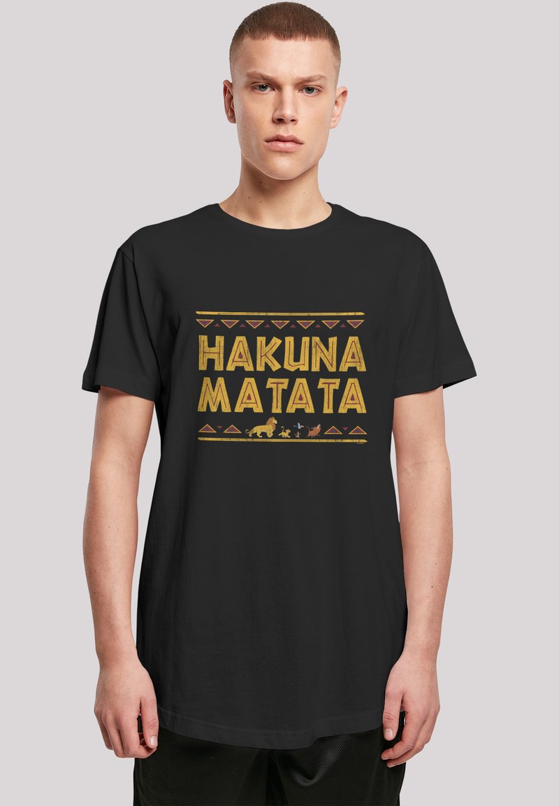 Černé bavlněné tričko s potiskem "HAKUNA MATATA" žlutým písmem, zdobené kmenovými vzory a siluetami zvířat v živých barvách.