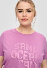 QS T-shirt print - lavendel