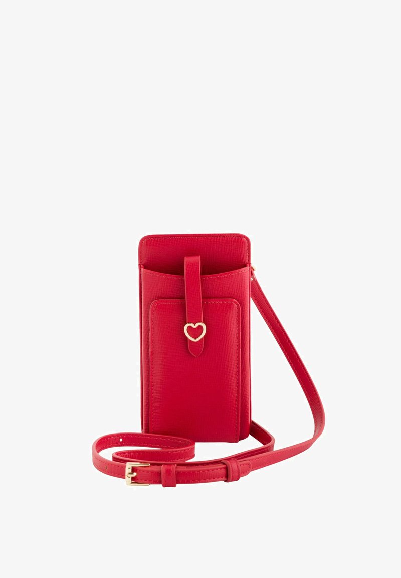 Czerwona torebka na telefon na ramię z przednią kieszenią, złotą klamrą w kształcie serca oraz regulowanym paskiem ze złotą klamrą.