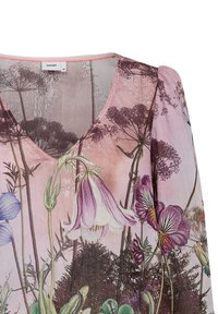 Blouse rose à col en V avec manches ballon présentant un imprimé floral détaillé de campanules et de plantes sauvages dans des tons violets et verts.