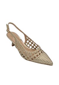 Chaussure slingback à bout pointu avec un design tissé doré, des découpes, et un petit talon, comprenant une surface texturée et une sangle tressée.