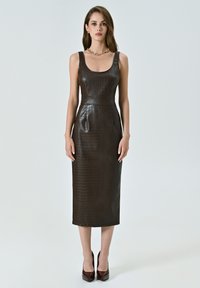 Braunes Krokodil-prägtes Lederkleid, taillierte Form, ärmelloses Design, midi-Länge, mit glatter Textur und subtiler Schattierung.