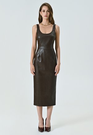 Robe en cuir à motif crocodile marron, coupe ajustée, sans manches, longueur mi-mollet, avec une texture lisse et un subtil éclat.