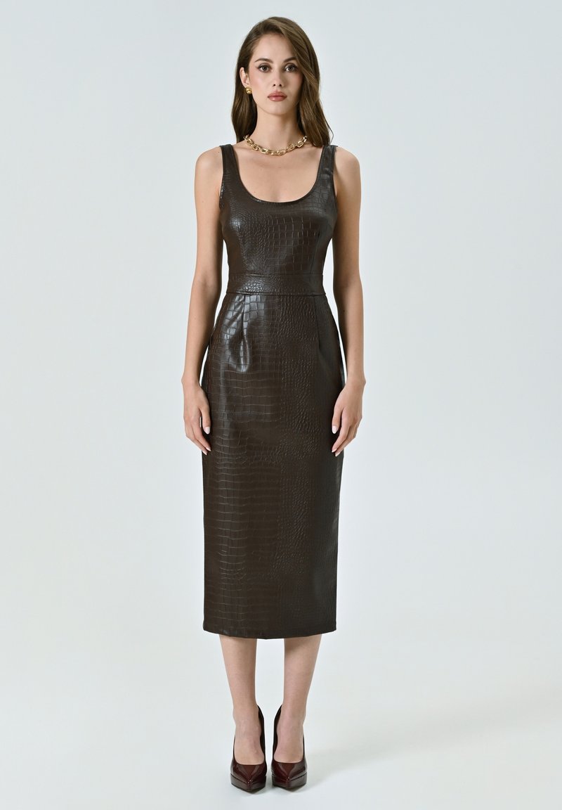 Robe en cuir à motif crocodile marron, coupe ajustée, sans manches, longueur mi-mollet, avec une texture lisse et un subtil éclat.