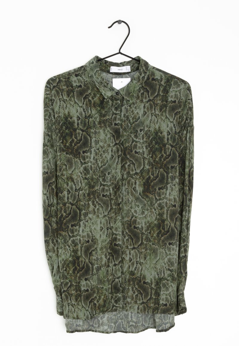 Blusa verde con estampado de serpiente, fabricada en tejido ligero, con cuello y mangas largas, y un dobladillo inferior ligeramente transparente.