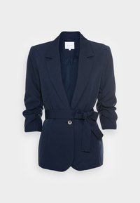 Blazer bleu marine ajusté avec ceinture, épaulettes et manches trois-quarts. Comprend un détail à un seul bouton et une texture de tissu lisse.
