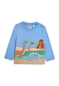 Šviesiai mėlyna ilgomis rankovėmis marškiniai su rudos ir mėlynos spalvos dinozaurų aplikacijomis, palmių medžiais ir vulkaniniu kraštovaizdžiu spalvingame, tekstūruotame dizaine.