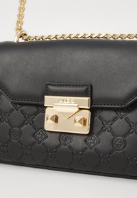 Borsa a tracolla in pelle nera con motivo impresso, hardware color oro, tracolla a catena e un dettagliato fermaglio metallico in evidenza.
