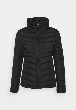 Zwarte doorgestikte jas met hoge kraag, volledige ritssluiting aan de voorkant en ritssluitingen aan de zijzakken, ontworpen voor koud weer.