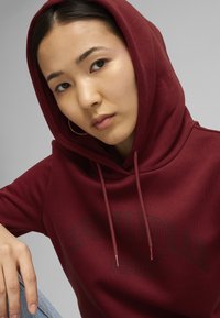 Puma Jersey con capucha - intense red