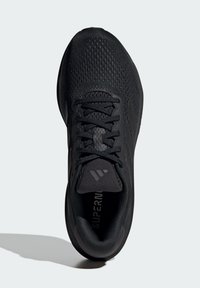 Scarpa sportiva nera con parte superiore in mesh traspirante, lacci piatti, linguetta imbottita e suola testurizzata. Presenta il marchio sulla linguetta.
