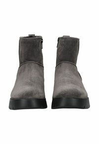 Botas de tobillo de ante gris con una textura suave, que cuentan con un cierre de cremallera en el lateral y una suela de goma negra duradera.