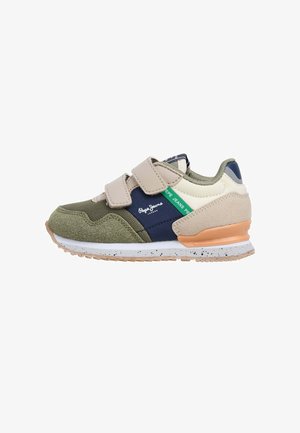 Zelená a béžová teniska se suchými zipy, materiály z síťoviny a semiše, námořnické modré akcenty, bílá stélka s tečkami a světle hnědá podrážka.