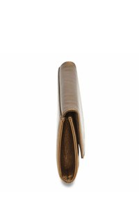 Billetera de cuero marrón con un perfil delgado, textura suave y diseño abierto que revela las secciones interiores. Estilo minimalista y funcional.