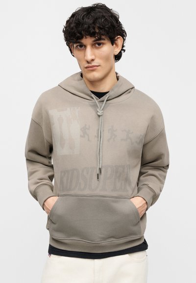 Γκρι βαμβακερό φούτερ με κουκούλα, μπροστινό γραφικό, κορδόνια στην κουκούλα και τσέπη καγκουρό. Διαθέτει υφή υφάσματος και χαλαρή εφαρμογή.