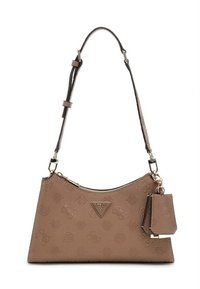 Braune Handtasche aus Kunstleder mit geprägtem Logomuster, einer geschwungenen Form und einem abnehmbaren Anhänger. Verfügt über einen langen, verstellbaren Riemen und goldfarbene Beschläge.