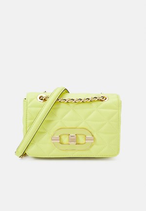 Petit sac bandoulière matelassé vert citron avec bandoulière chaîne dorée et fermoir rectangulaire doré sur le rabat avant.