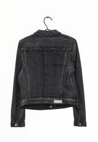 Sort denimjakke med en tætsiddende pasform, der har en krave, to bag sømme og et mærke nederst. Glat tekstur og standard længde.