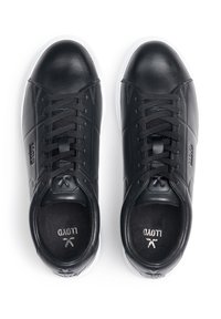 Schwarze Ledersneaker mit runder Spitze, schwarzen Schnürsenkeln, weißer Gummisohle und einem Logo an der Seite. Glatte Textur mit minimalen Details.