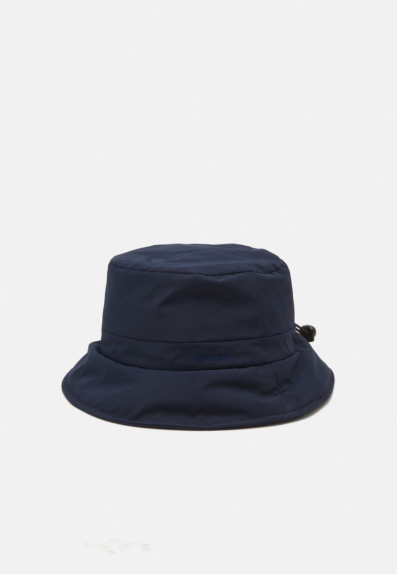 Sombrero tipo cubo impermeable en azul marino con ala ancha, cordón ajustable y logo de la marca sutil. Textura suave, forma cuadrada.