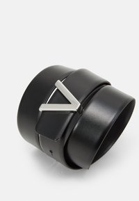 Čierny kožený opasok s elegantným, širokým pásom a striebornou kovovou prackou v tvare "V." Hladká textúra s minimalistickým dizajnom.