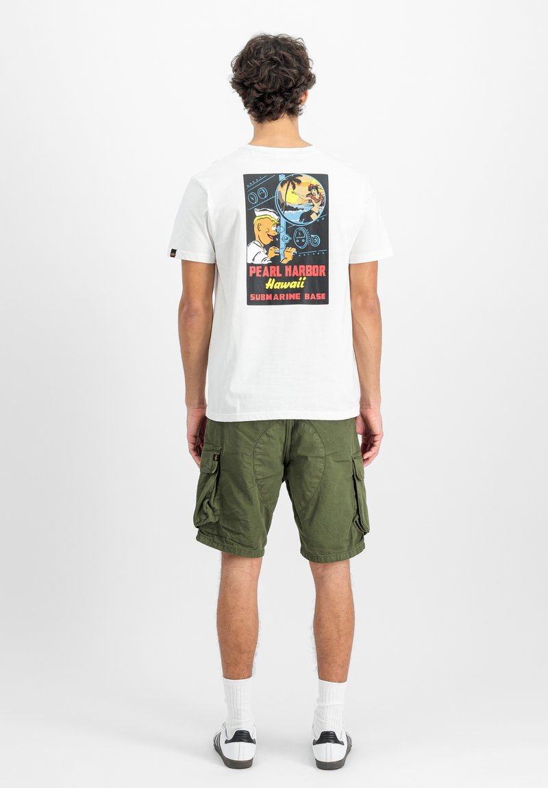 Hvid t-shirt med et farverigt grafisk print på ryggen, der viser et ubådsmotiv med teksten "Pearl Harbor Hawaii". Sammen med olivengrønne cargo-shorts.