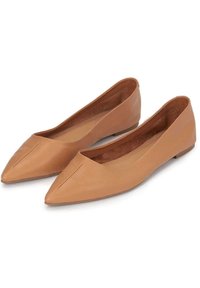 Tanfarbene Ballerinas mit spitzem Schuhkopf, die ein schlankes Design und eine minimalistische Verarbeitung aufweisen. Die Sohle ist flach für optimalen Komfort.