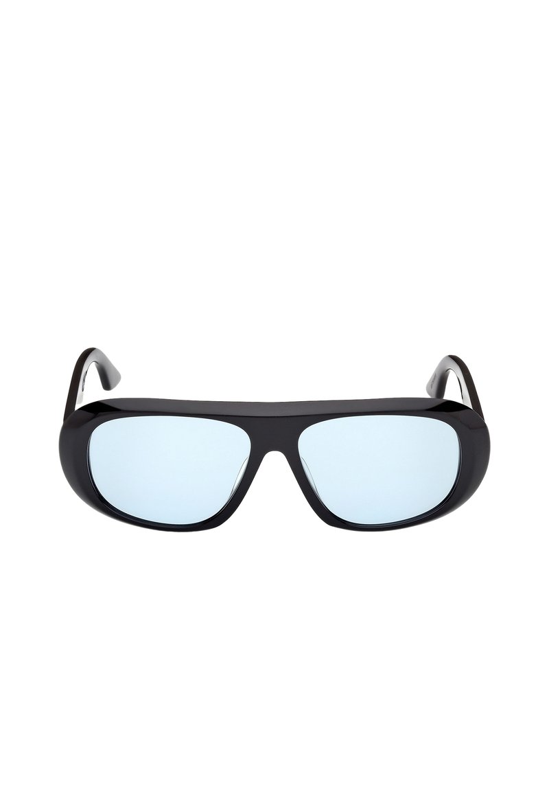 Lunettes de soleil avec une monture en plastique noir élégant, des verres gris-bleu et des branches courbées. Présente une forme de lentille large pour une bonne couverture et un minimum de détails matériels.