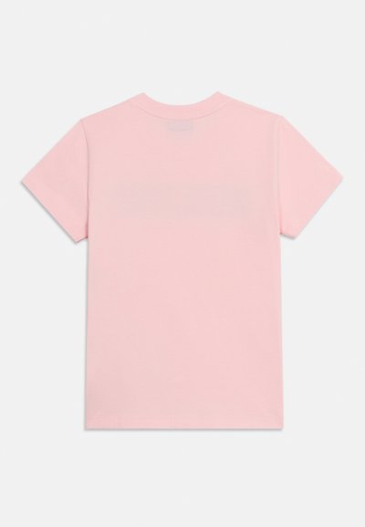 Ροζ ανοιχτό ροζ κοντομάνικο μπλουζάκι με στρογγυλή λαιμόκοψη, εμφανίζεται από πίσω σε απλό λευκό φόντο.