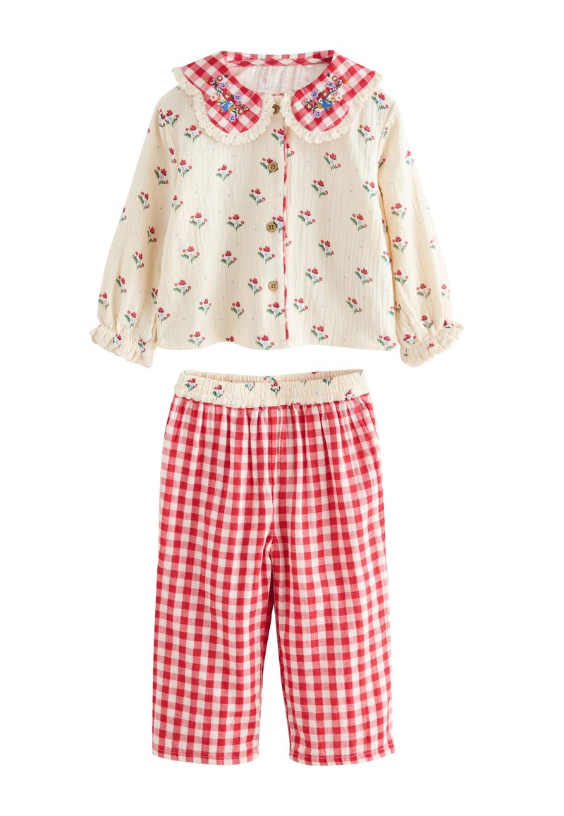 Haut à boutons à motifs floraux avec un col en vichy blanc et rouge, manches longues ; pantalon assorti en vichy rouge et blanc, taille élastique.
