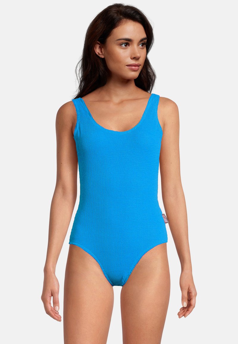 Maillot de bain une pièce bleu avec un design texturé à rayures, décolleté en forme de scoop et larges bretelles. Il présente un dos bas et des jambes à découpe haute.