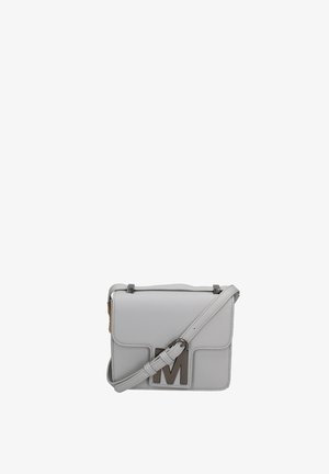 Petit sac bandoulière en cuir gris clair avec une sangle réglable et un grand "M" en métal sur le rabat avant.