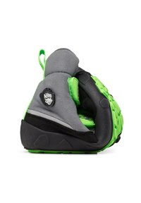 Grijze en zwarte klimshoe met een felgroene rubberen zool, voorzien van een gestructureerd oppervlak, klittenband en een trekriem aan de hiel.