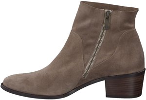 Bottine en daim taupe avec un bout rond, une fermeture éclair sur le côté et un talon empilé. Elle présente une texture lisse et un design minimaliste.