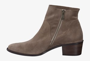 Suède enkellaars in taupe met een ronde neus, een zijrits en een gestapelde hak. Kenmerkt zich door een gladde textuur en een minimalistisch ontwerp.