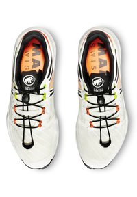 Scarpe sportive bianche con una tomaia texturizzata, lacci neri e accenti arancioni e verdi vivaci. Comprendono una linguetta imbottita e un dettaglio con il logo.
