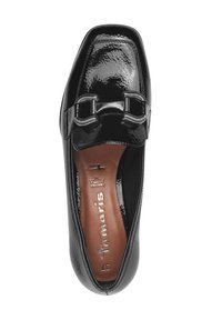 Scarpa in vernice nera con punta quadrata, dettagli in pizzo e rivestimento interno marrone. Presenta un accento metallico e una superficie testurizzata.