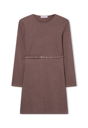 Abito marrone lavorato a maglia con maniche lunghe, scollo rotondo e una cintura coordinata con fibbia e bottoni decorativi in vita.