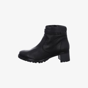 Zwarte leren enkellaars met lage blokhak, getextureerde zool en banddetail rond de bovenkant.