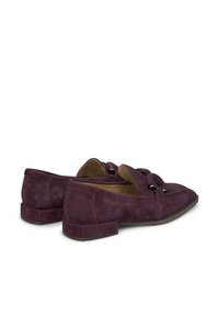 Wildleder-Lederschuhe in tiefem Lila mit flachem Absatz. Mit einem elastischen Riemen über dem Spann und einem glatten Innenfutter.