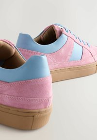 Next REGULAR FIT - FOREVER COMFORT ROUND TOE - Matalavartiset tennarit - pink