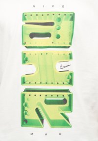 Πράσινα τρισδιάστατα γράμματα που σχηματίζουν τη λέξη «AIR» με μπουλόνια, το λογότυπο Nike Swoosh στο γράμμα «Ι» και τη λέξη «NIKE» επάνω και «MAX» κάτω σε λευκό φόντο.